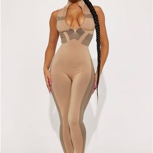 Sleeveless active jumpsuit. Size Medium (Also have in the color black)